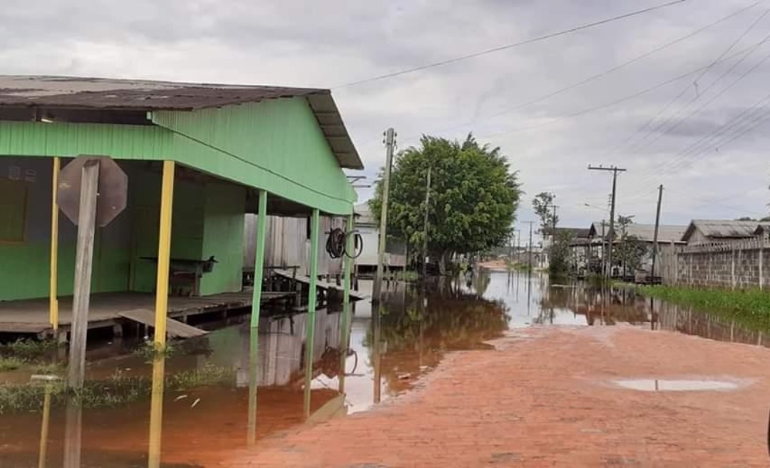 Rio Tarauacá transborda e invade ruas no Bairro da Praia